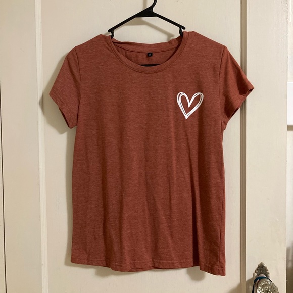 (✨3 for $15) Heart graphic T-shirt - Picture 1 of 4